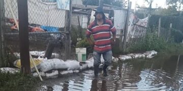 Familias inundadas de aguas negras en Tláhuac son ignoradas por las autoridades