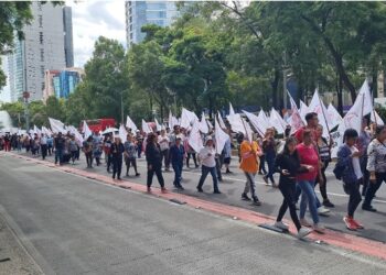 Familias de Tláhuac inundadas con aguas negras, protestan con una marcha sobre paseo de la Reforma