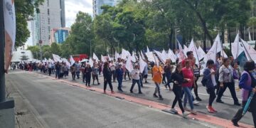 Familias de Tláhuac inundadas con aguas negras, protestan con una marcha sobre paseo de la Reforma