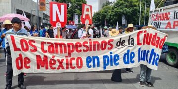 Gobierno de la CDMX recibe con granaderos y a golpes a campesinos de Tláhuac que solicitan apoyos