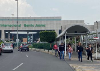 Pasajeros del AICM denuncian altos cobros de taxis y la prohibición para pedir autos de aplicación