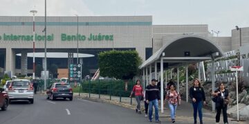 Pasajeros del AICM denuncian altos cobros de taxis y la prohibición para pedir autos de aplicación