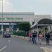 Pasajeros del AICM denuncian altos cobros de taxis y la prohibición para pedir autos de aplicación