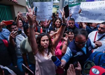 Confrontan a Caty Monreal en la sede de Morena, seguidores de Alessandra Rojo de la Vega