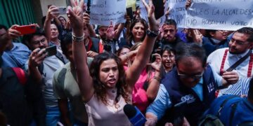 Confrontan a Caty Monreal en la sede de Morena, seguidores de Alessandra Rojo de la Vega