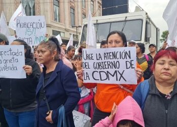 Gobierno de la CDMX bloquea con granaderos marcha antorchista hacia el Zócalo