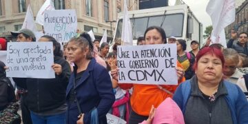 Gobierno de la CDMX bloquea con granaderos marcha antorchista hacia el Zócalo