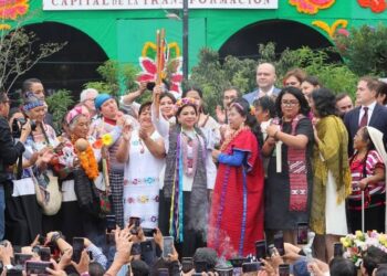 Pueblos originarios le entregan el bastón de mando a Clara Brugada