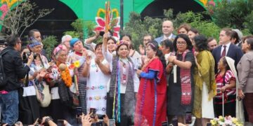 Pueblos originarios le entregan el bastón de mando a Clara Brugada