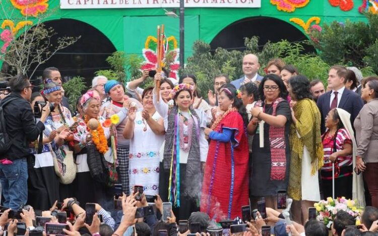 Pueblos originarios le entregan el bastón de mando a Clara Brugada