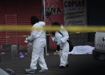 Les disparan a cinco sujetos afuera de una casa, uno muere