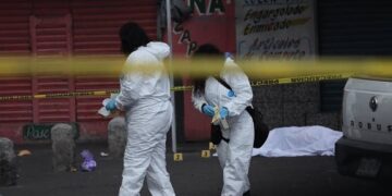 Les disparan a cinco sujetos afuera de una casa, uno muere