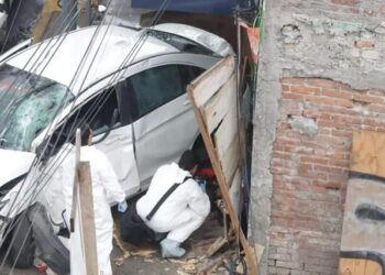Automovilista atropella y mata a mujer de 70 años cuando abría su negocio