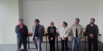 Famosos parten la rosca de Reyes para empezar bien el año