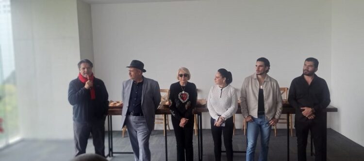 Famosos parten la rosca de Reyes para empezar bien el año