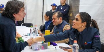 Rojo de la Vega regresa “El Poder de las Manos” a 100 vecinos de Tlatelolco