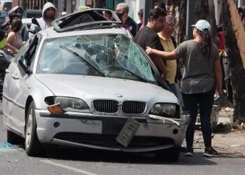 Muere mujer prensada dentro de su camioneta en Iztapalapa