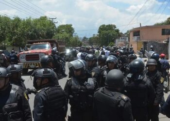 Policías y Antorchistas se enfrentan con rocas, denuncian al alcalde de Ixtapaluca por abuso de poder