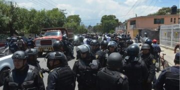 Policías y Antorchistas se enfrentan con rocas, denuncian al alcalde de Ixtapaluca por abuso de poder