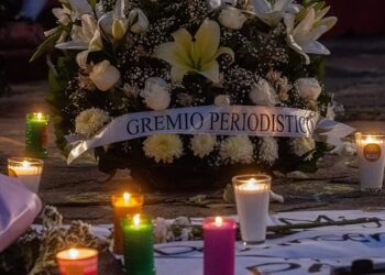 Protestan en memoria de Miguel Ángel y Berenice afuera del Parque Centenario