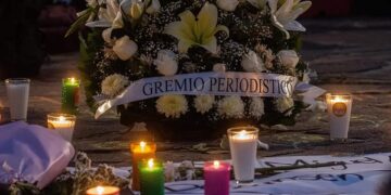 Protestan en memoria de Miguel Ángel y Berenice afuera del Parque Centenario