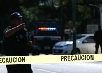 Muere sujeto al caer de un segundo piso de un edificio en Periférico