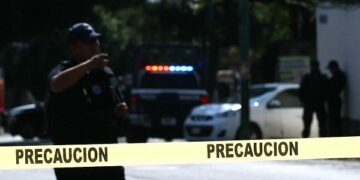 Muere sujeto al caer de un segundo piso de un edificio en Periférico