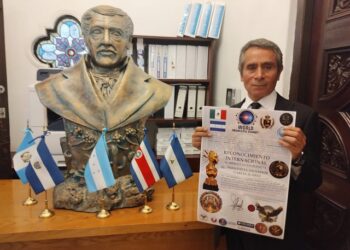 Entregan del reconocimiento al mérito al periodismo por la embajada de Honduras al periodista, Salvador García Juárez