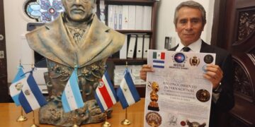 Entregan del reconocimiento al mérito al periodismo por la embajada de Honduras al periodista, Salvador García Juárez