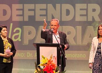El conocimiento es el arma más poderosa contra el fascismo: Abel Pérez ante graduados de la PLC Balderas