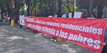 Protestan en Reforma porque alcaldesa de Tláhuac se opone a que los pobres tengan vivienda