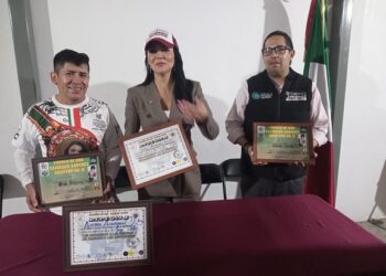 Diputada Gabriela Jiménez entrega diplomas en Azcapotzalco