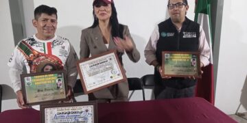 Diputada Gabriela Jiménez entrega diplomas en Azcapotzalco