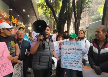 Con cadena humana antorchistas se manifiestan en Segiagua, exigen cumplimiento de compromisos