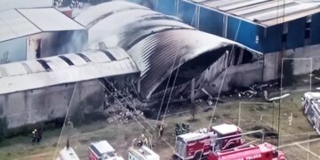 Se desploma un avión en el Edomex, reportan diez muertos