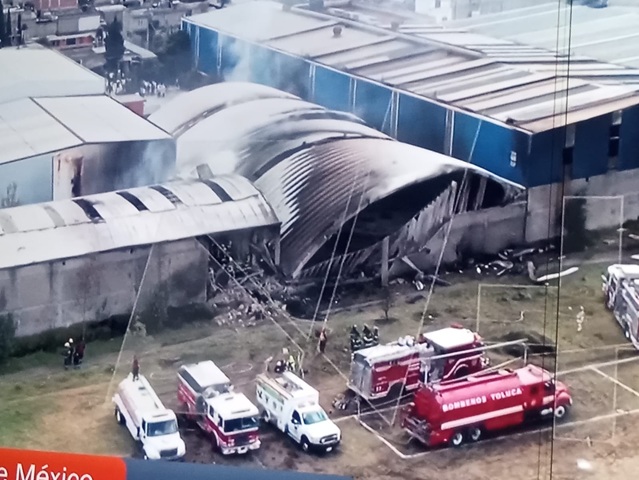 Se desploma un avión en el Edomex, reportan diez muertos