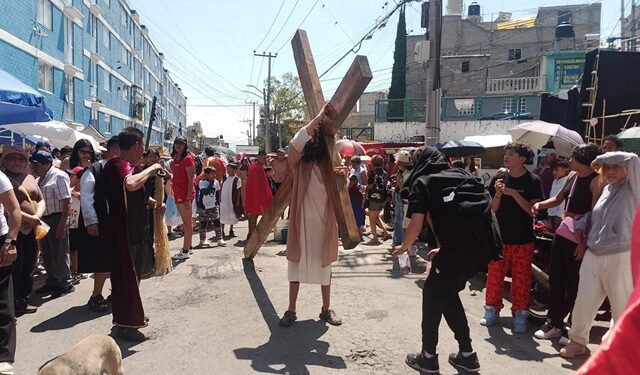 Realizan tradicional Viacrucis en Gustavo A. Madero con amplia participación comunitaria