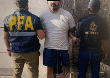 Contraalmirante prófugo por millonario fraude y huachicol se escondía en Argentina