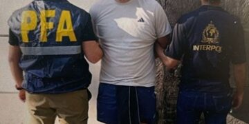 Contraalmirante prófugo por millonario fraude y huachicol se escondía en Argentina