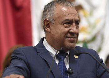 Restringen uso de celulares en escuelas