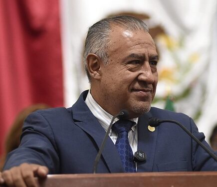 Restringen uso de celulares en escuelas