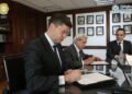 Secretario Pablo Vázquez firma convenio que protege el futuro de los policías