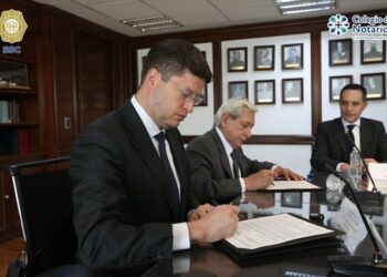 Secretario Pablo Vázquez firma convenio que protege el futuro de los policías