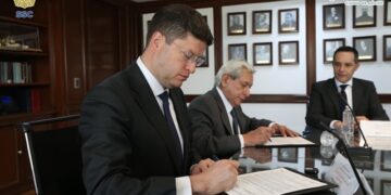 Secretario Pablo Vázquez firma convenio que protege el futuro de los policías