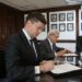 Secretario Pablo Vázquez firma convenio que protege el futuro de los policías