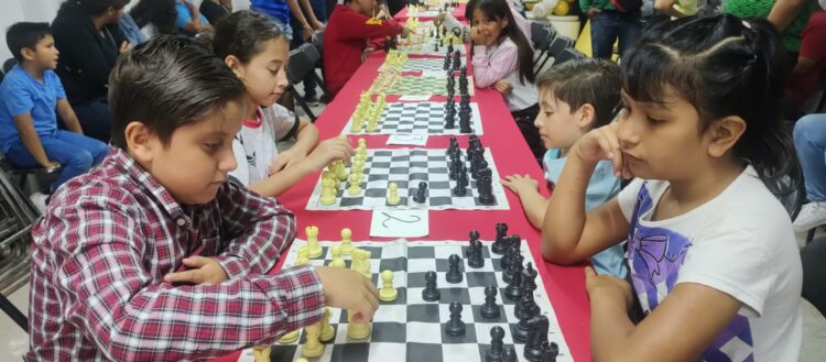 Con ajedrez, antorcha fomenta la convivencia y el desarrollo intelectual en Tláhuac