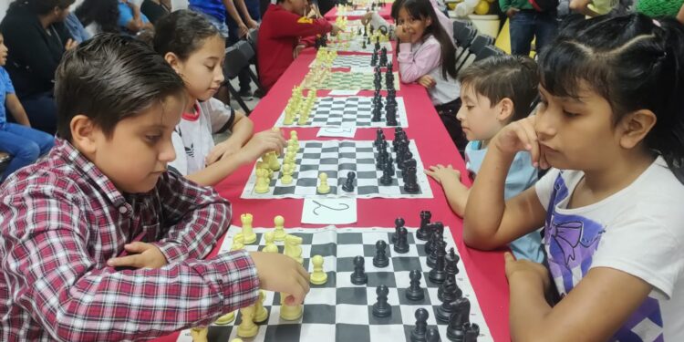 Con ajedrez, antorcha fomenta la convivencia y el desarrollo intelectual en Tláhuac