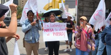 Con cadena humana, antorchistas denuncian prepotencia de secretario particular de la alcaldesa de Xochimilco