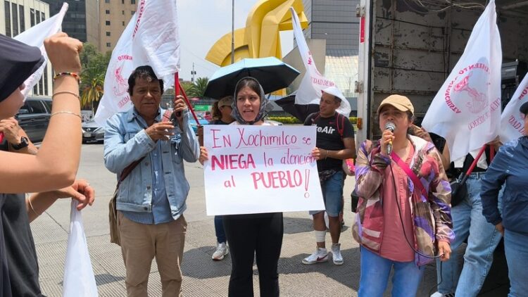 Con cadena humana, antorchistas denuncian prepotencia de secretario particular de la alcaldesa de Xochimilco