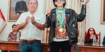 Alex Lora recibe reconocimiento como Huésped Ilustre de la Ciudad de Huánuco